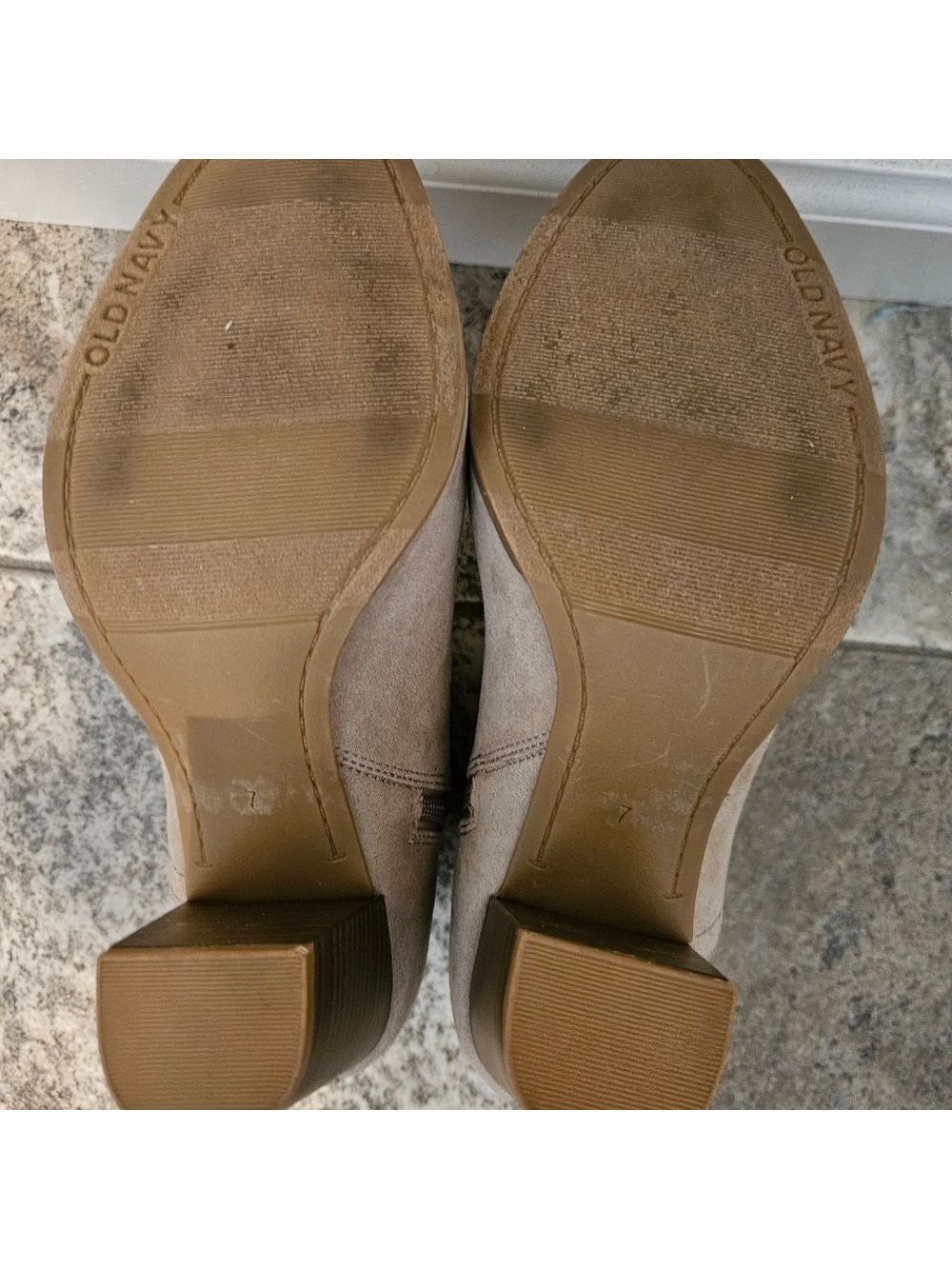 OLD NAVY FAUX SUEDE LIGHT TAUPE HEELED ANKLE BOOTIE SIZE 7 - Picture 10 of 10